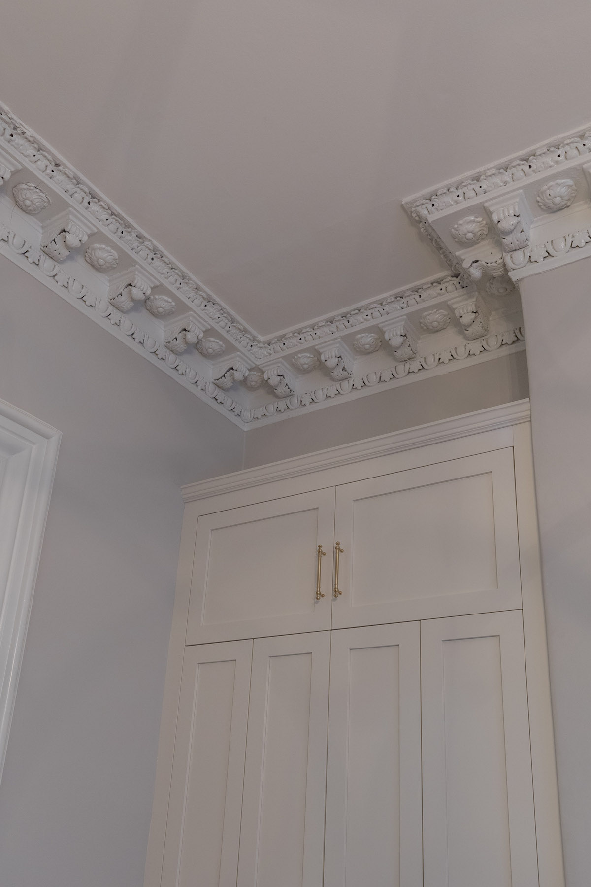 41 Upton cornice with cabinet