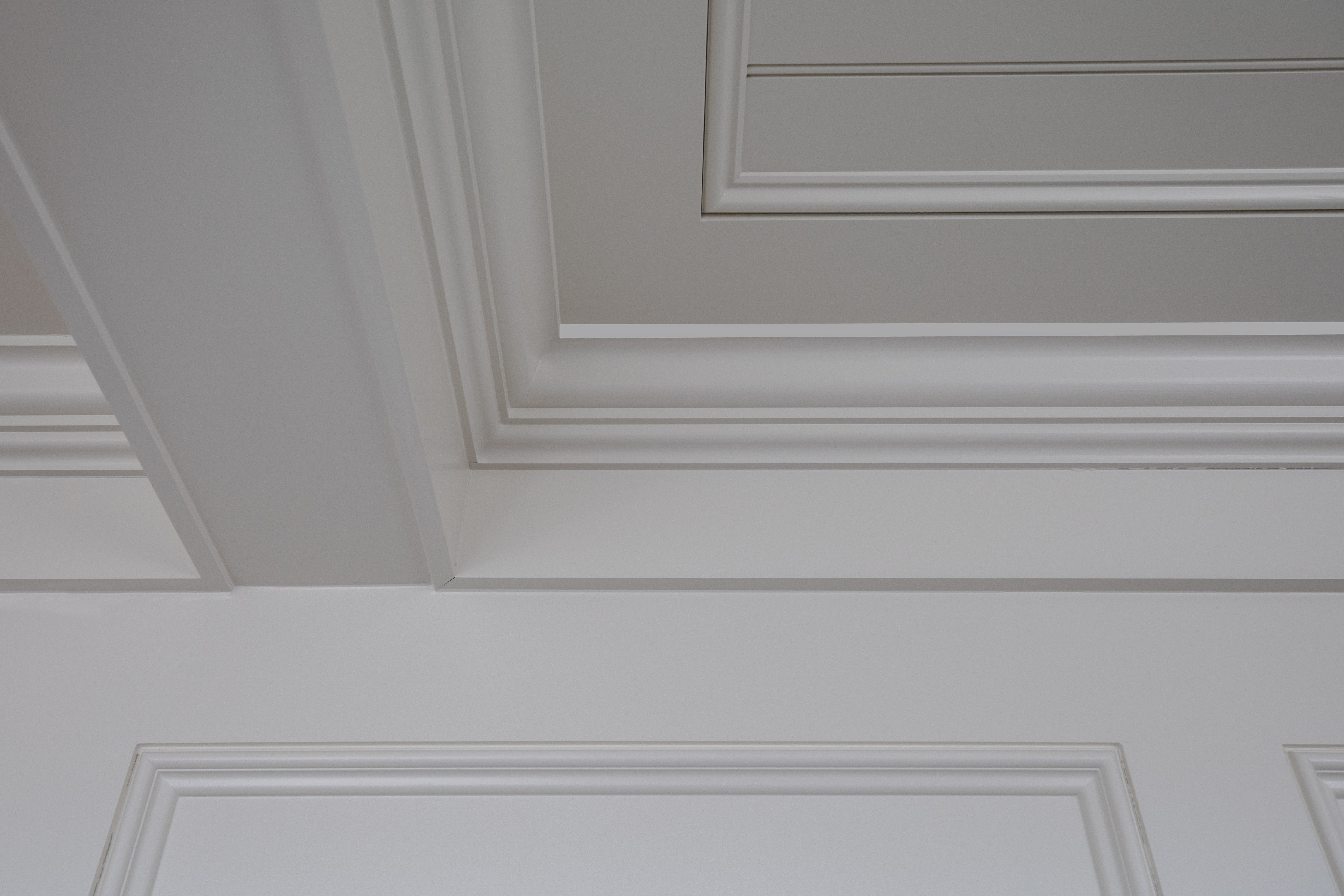 Four Seasons crown molding corner detail